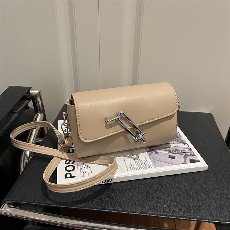 Borsa Piccola Quadrata, Elegante e Semplice nel Design, con Una Singola Tracolla per il Trasporto.