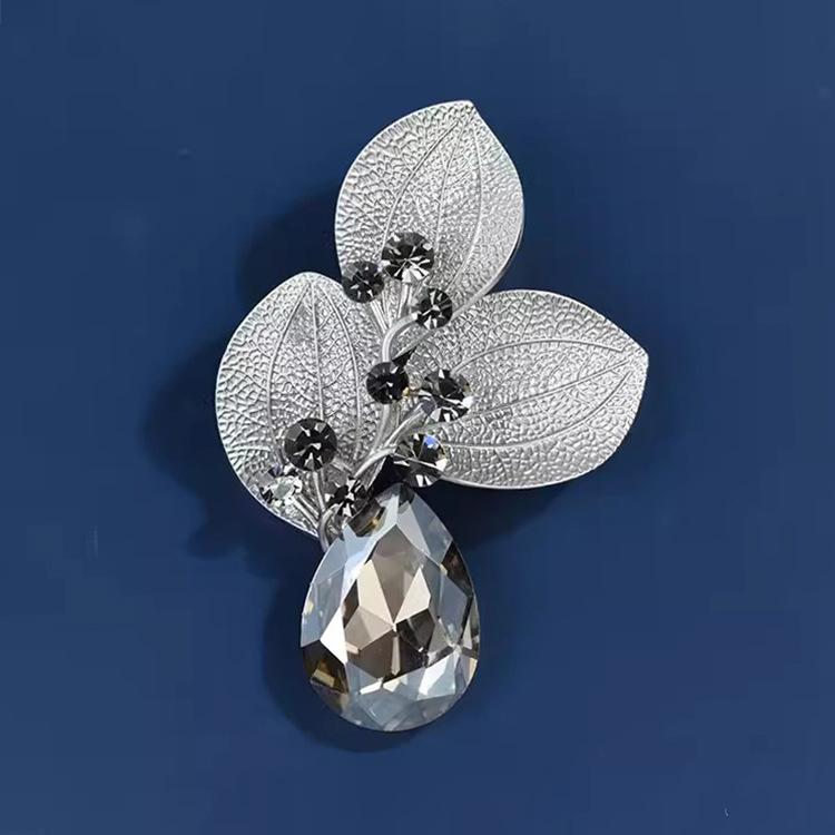 

European and American personalized water drop leaf brooch, high-end female exquisite leaf brooch, suit and accessories