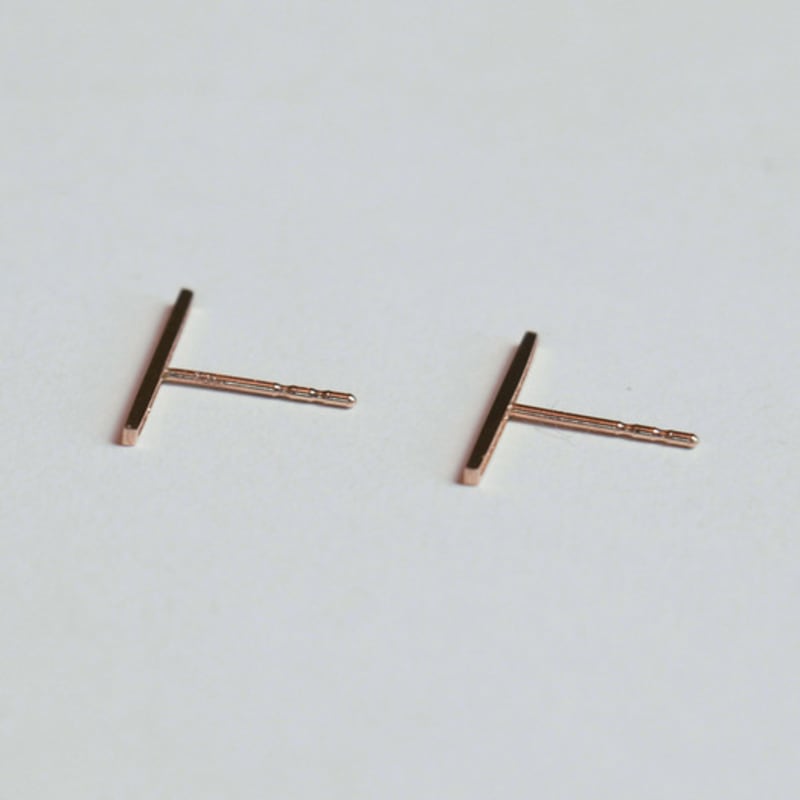 Less is more 14K gold bar earring