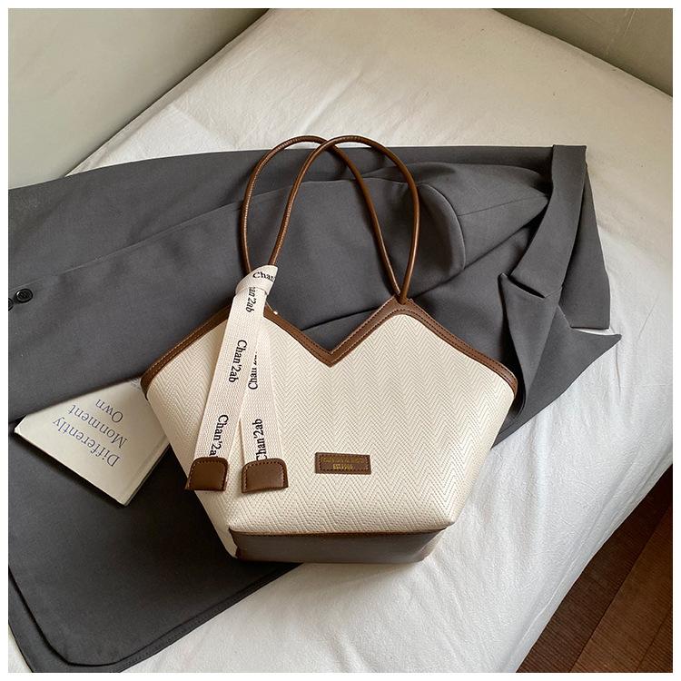 

Large-capacity retro tote bag women s 2025 autumn new textured shoulder bag high-value commuter armpit bag