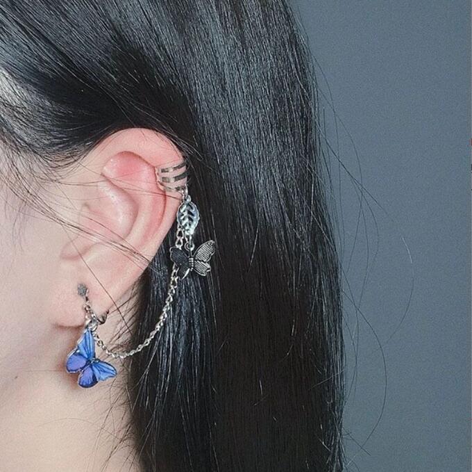 

Модный кафф с кисточкой и дизайном в стиле панк-цепочки