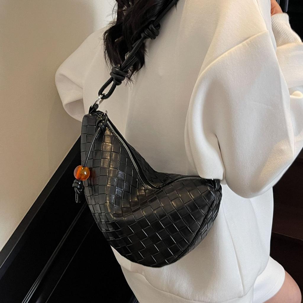 Unique niche woven bag women's 2025 new exquisite versatile messenger bag super fire shoulder armpit dumpling bag