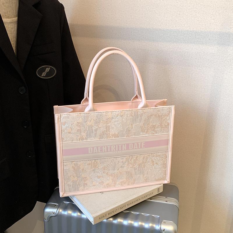 

Вместительная вышитая сумка-тоут женская 2025 осень новая нишевая сумка для поездок на работу одноплечевая сумка-мессенджер повседневная сумка Small