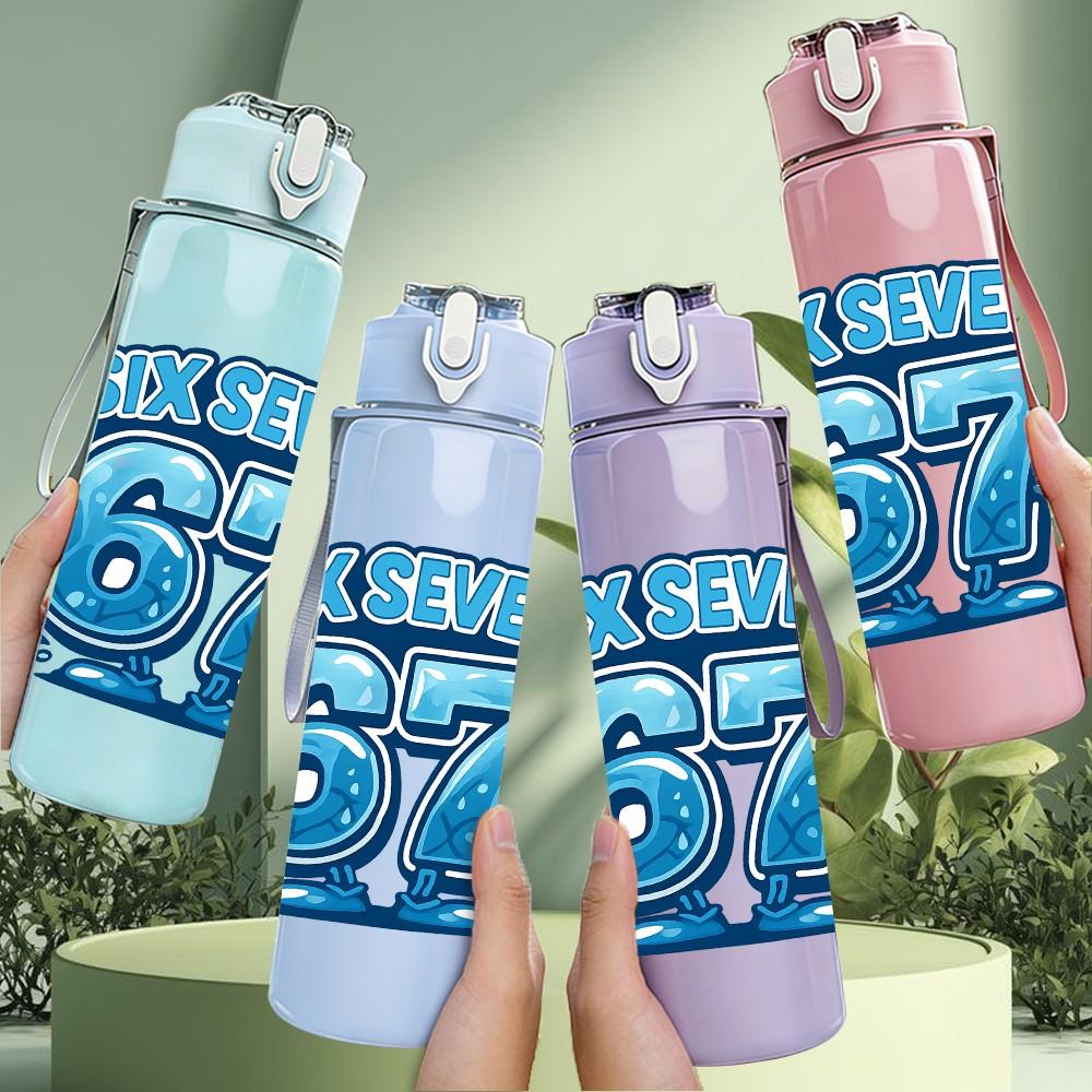 1PC Super Sixty Seven Retro Text Pattern 750ml Color Plastic Sports Water Bottle Leakproof Flip Straw Lid Suitable for Sports Office Home Use