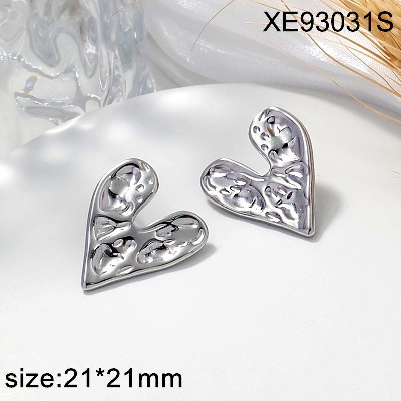 Retro Love Heart Gold-Plated Titanium Studs – High-End Irregular Heart-Shaped Earrings for Women, Niche Design.
