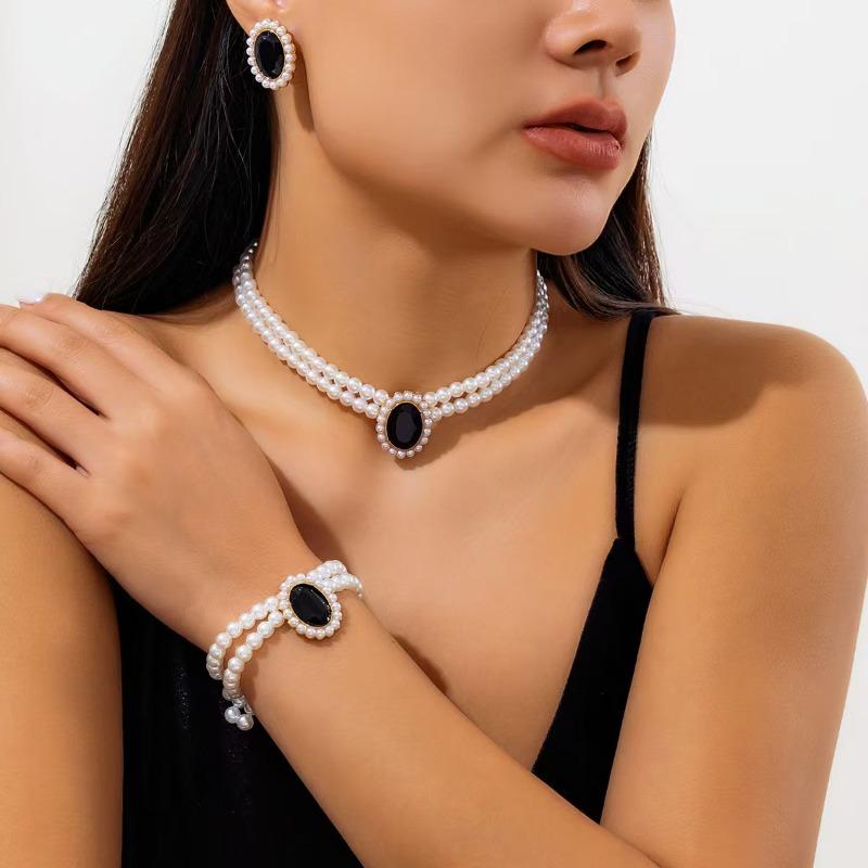 Elegante mehrreihige Imitationsperlenkette. Elegantes und luxuriöses Halsketten-Accessoire mit runden Perlenanhängern.