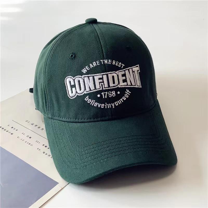 Frühling Neuer Stil Baseballkappe mit großer Buchstabenstickerei für Damen Retro Lässig Street Paar Zeigen ihre Gesichter Kleine Baseballkappe Trend