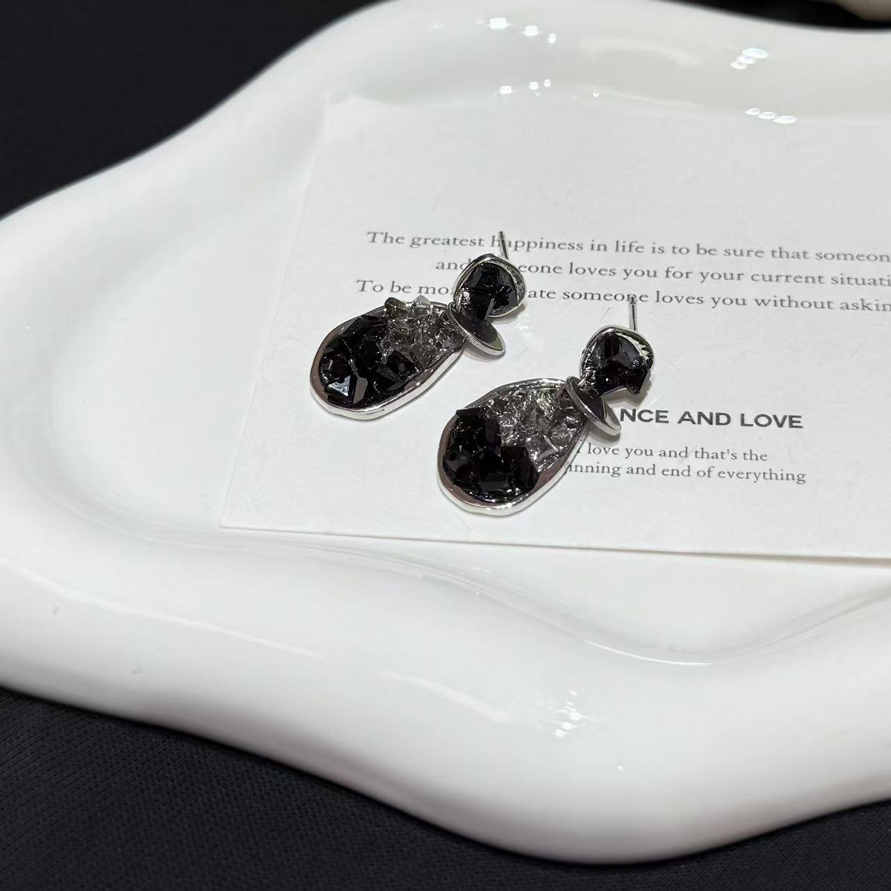 2025 Autumn/Winter Leaf Heart Stud Earrings: Women s Black Rhinestone High-End Design