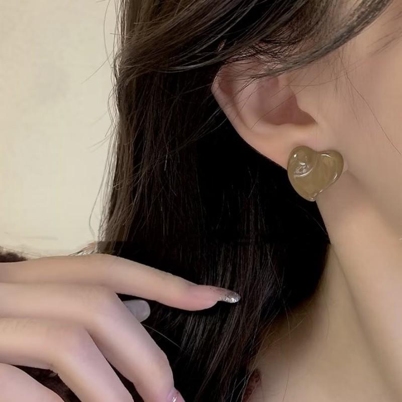 Niche design sense simple love stud earrings women's new s111 silver needle simple and gentle peach heart earrings versatile earrings