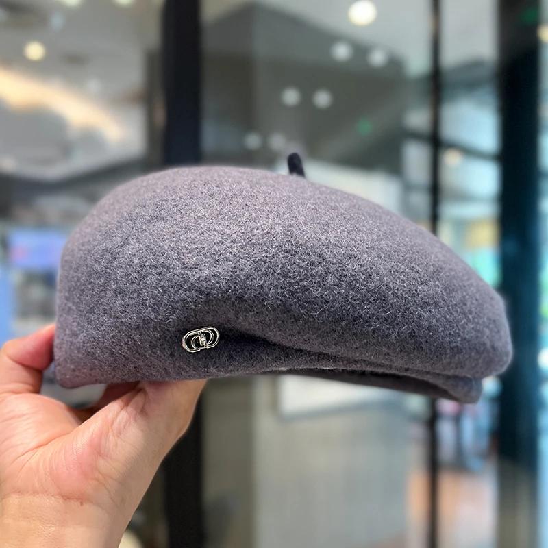Fashion Metal Logo Wool Painter Hat Warm Soft Autum Winter Beret Cap for Women Solid Color Outdoor Boina Hat Party Girl's Gift