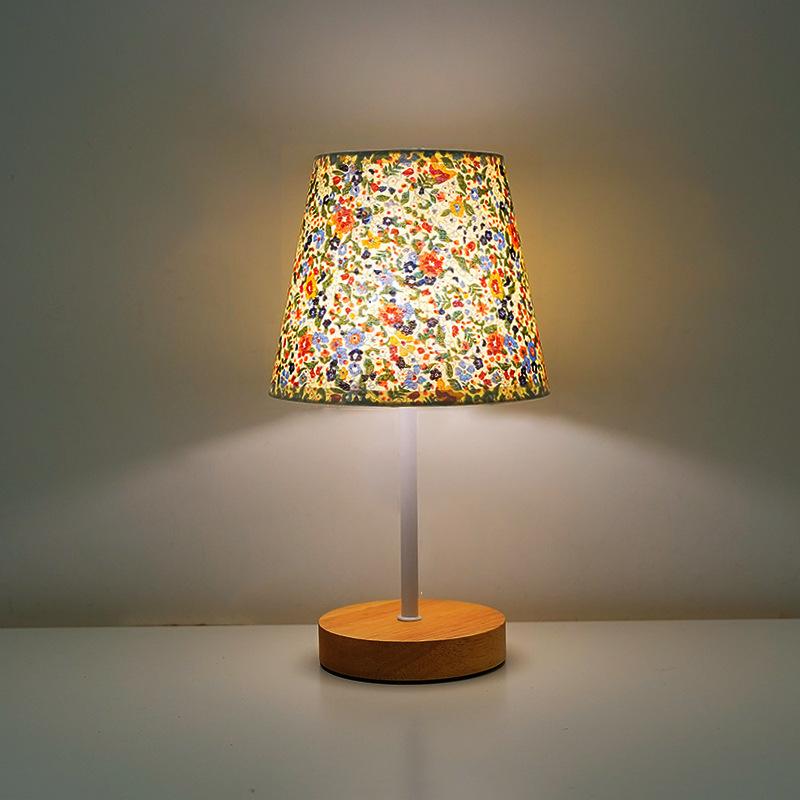 1 Stück Massivholz Stoff USB Kleine Tischlampe Schlafzimmer Nachttischlampe Arbeitszimmer Studentenwohnheim LED Nachtlicht Kreative Atmosphärenleuchte Dekoration