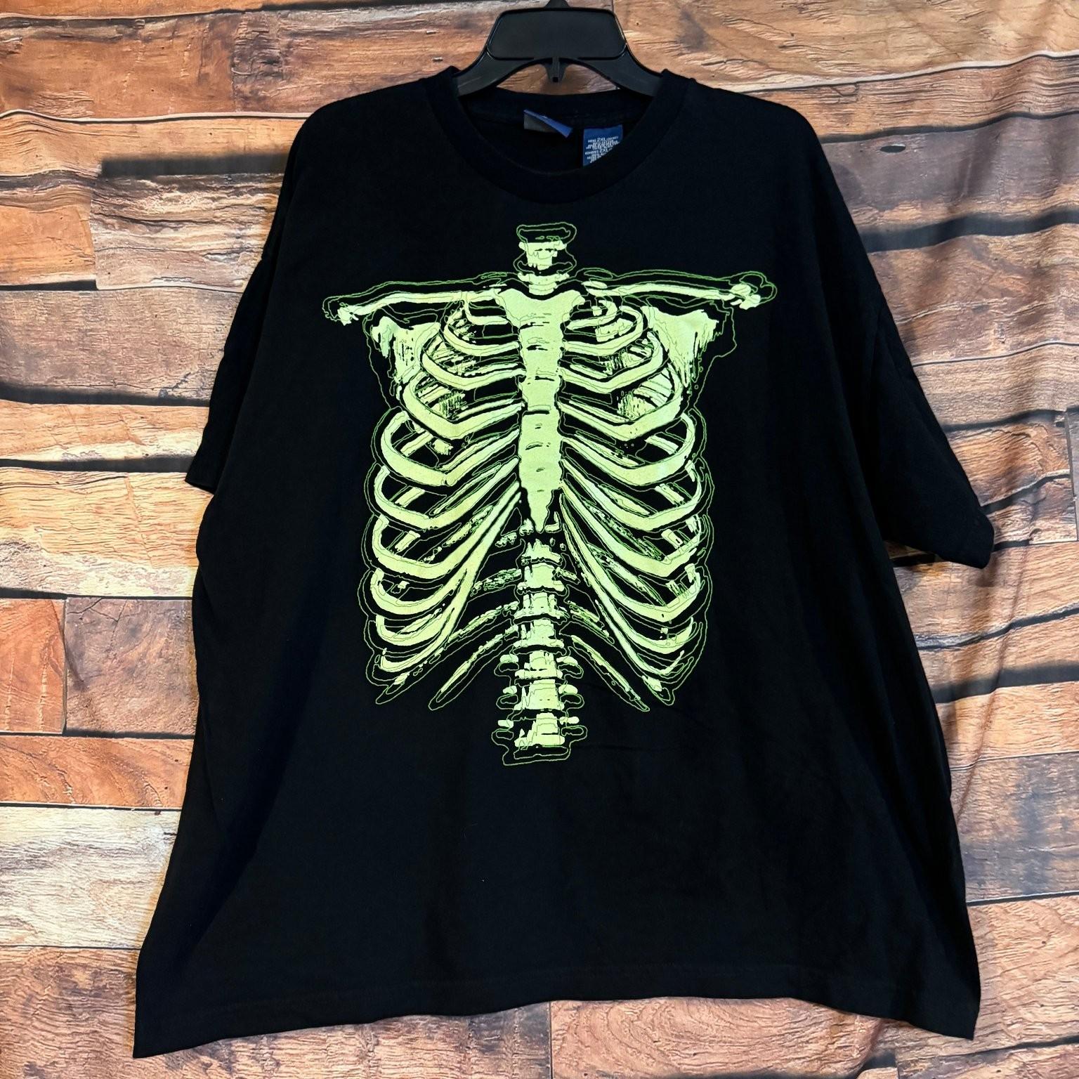 Men s Glow in the Dark Skeleton 2XL Black Rib Cage Halloween Y2K Goth Unisex T-Shirt XXL