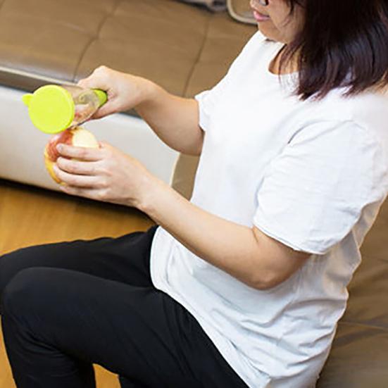 Éplucheur de légumes pratique avec fonction de rangement, grattoir à fruits manuel en plastique, éplucheur d'aliments polyvalent pour la maison