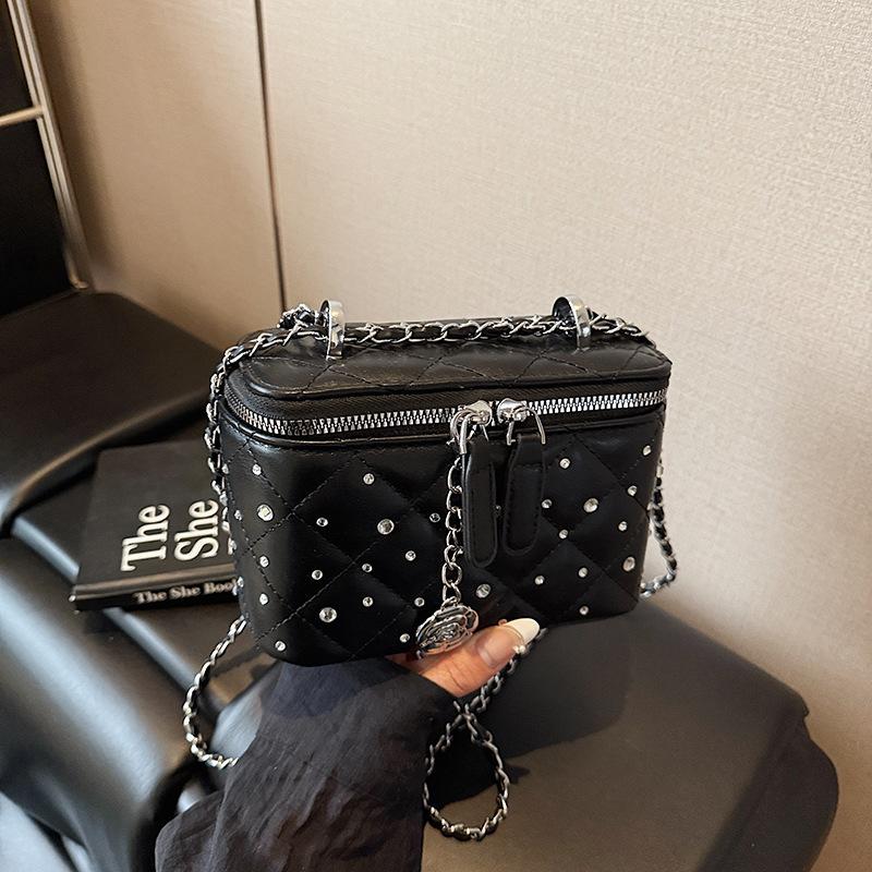 

Сумка-конверт с ромбовидной цепочкой женская 2025 новая модная сумка-коробка универсальная сумка через плечо маленькая квадратная сумка тренд чёрный