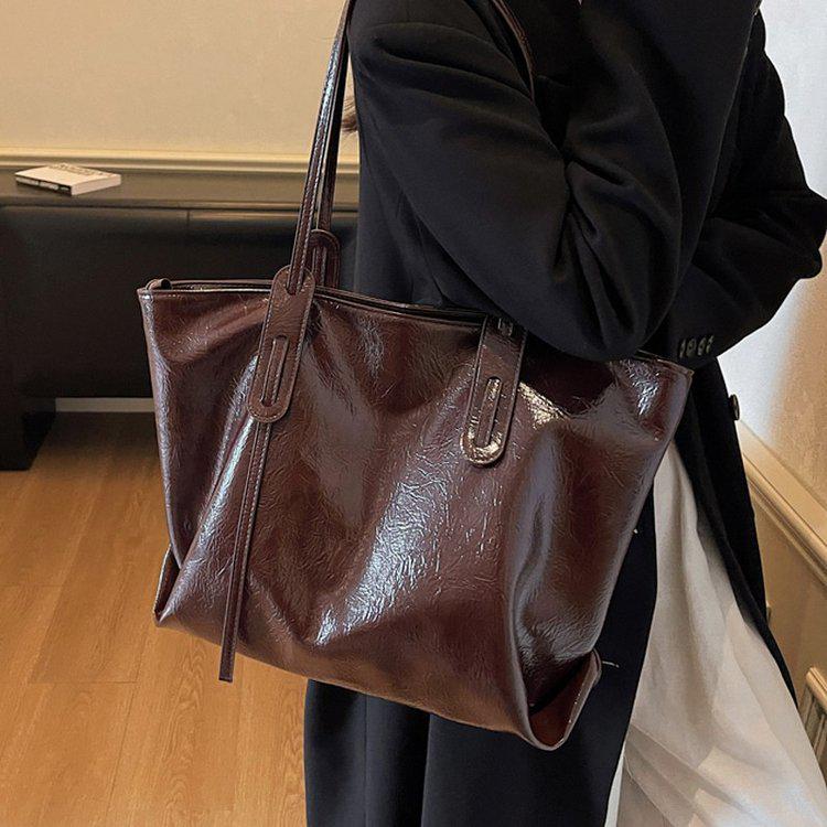 High-End Autumn Leather Tote Bag: Large Capacity, Simple Design Shoulder Bag for Commuting