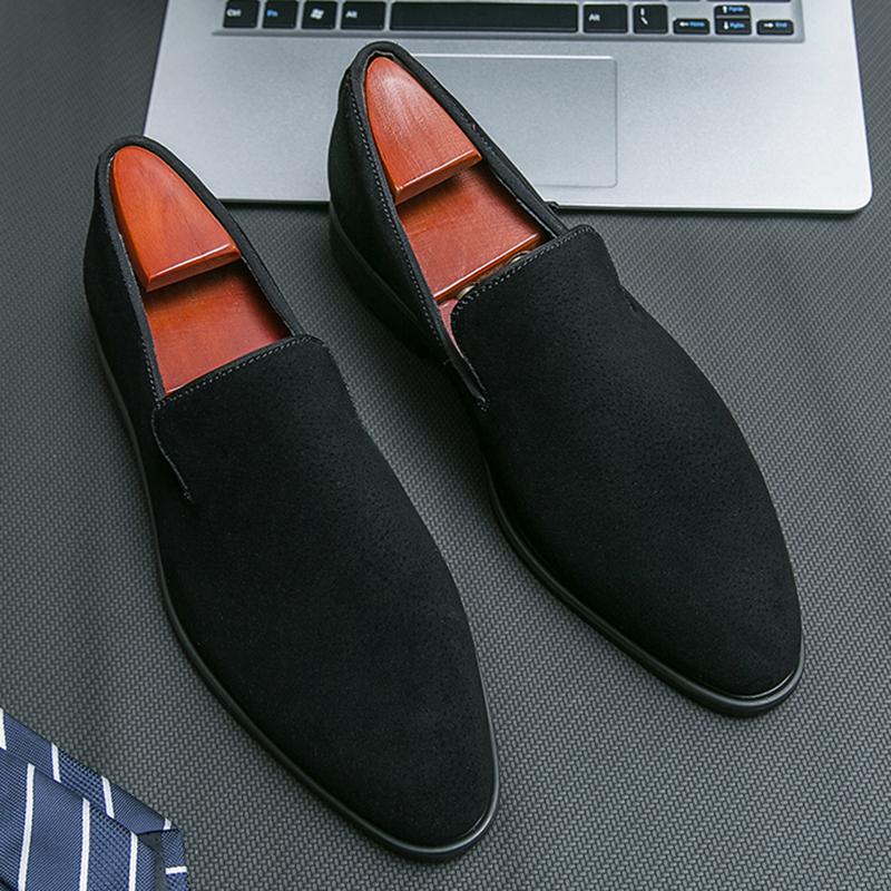 Retro Nowa Moda Zamszowe Skórzane Mokasyny Męskie Szpiczaste Czarne Brązowe Buty Codzienne Suknia Ślubna Buty na Powrót do Domu Zapatos Hombre