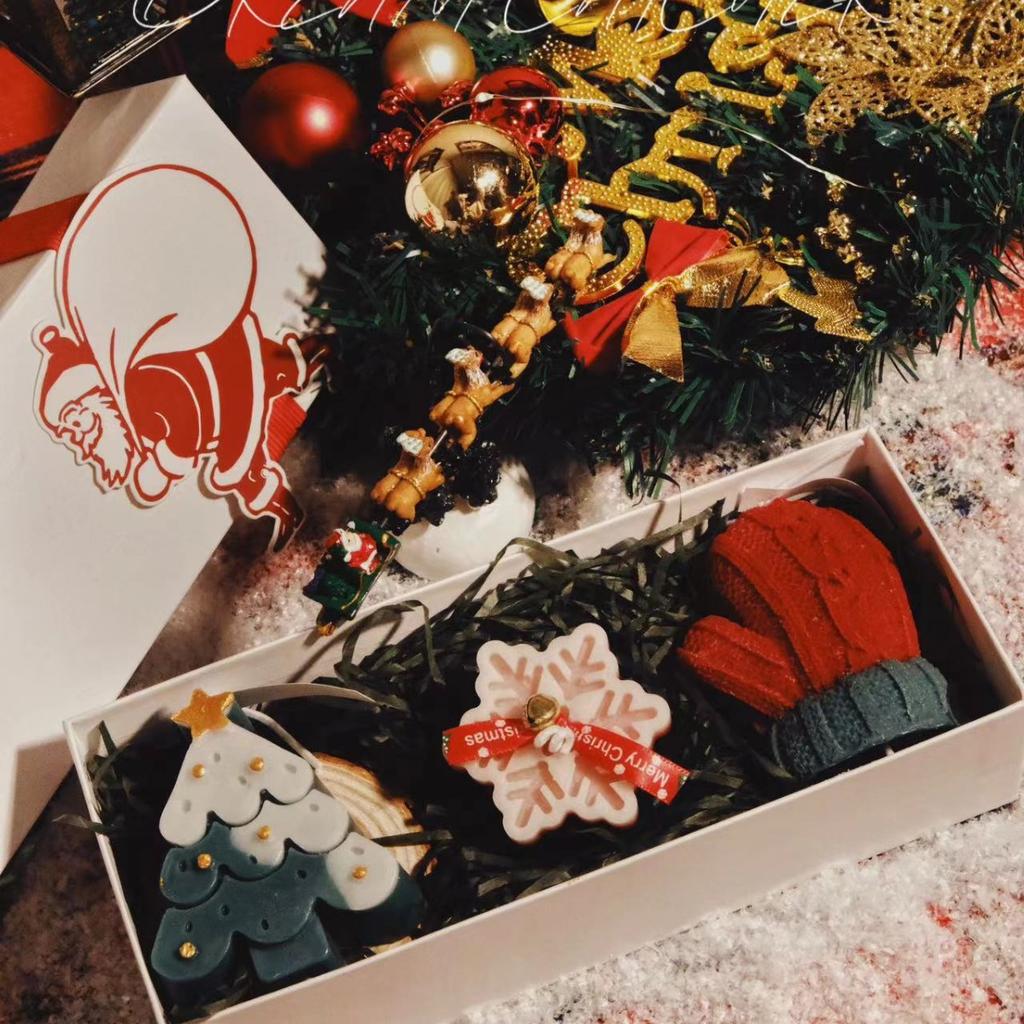 Kreatives 3-teiliges handgefertigtes duftendes Weihnachts-Kerzen-Geschenkset. Grüner Weihnachtsbaum, Weißes Reh. Ingwerbonbon-Mann. Grüne Handschuhe.