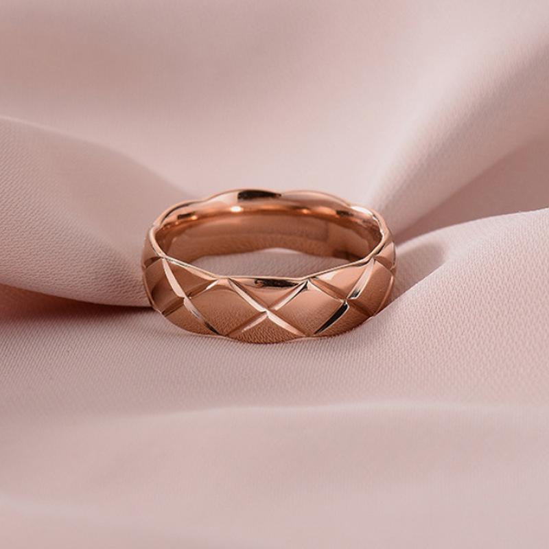 Fashionable diamond lattice pattern ring - women s stylish and unique couple s ring no. 5 розового золота