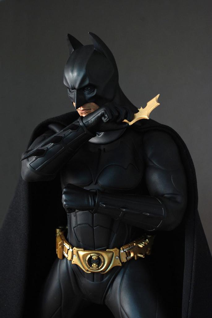 Movie Masterpiece Scale Fully Poseable Figure THE DARK KNIGHT BATMAN - 1/6 - (ORIGINAL COSTUME)