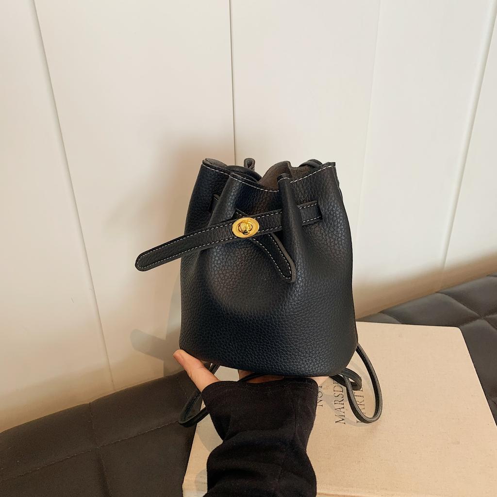 Bolso bandolera vintage de cuero PU para mujer, bolso de cubo ligero con cierre decorativo para el día a día y compras