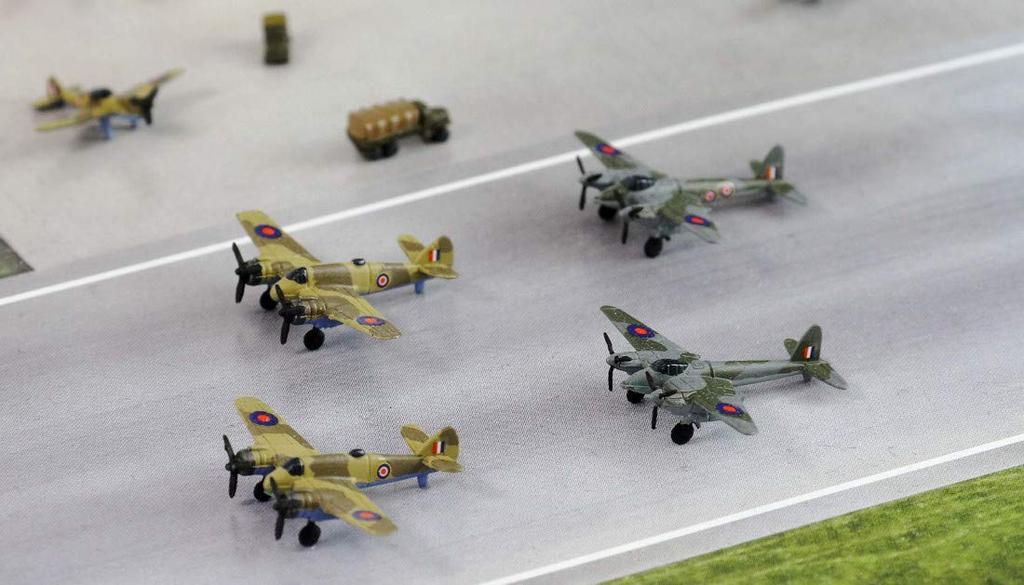 Pit Road SPS Series World War II Royal Air Force Base Airfield Scene Paper Base x 180 2 Plastic Model Kit SPS10 1/700 (280 mm, Sheets)
