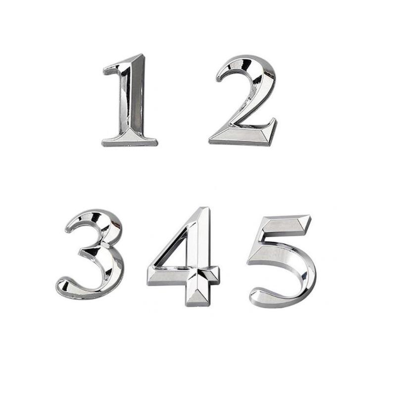 Błyszcząca tabliczka z numerem domu