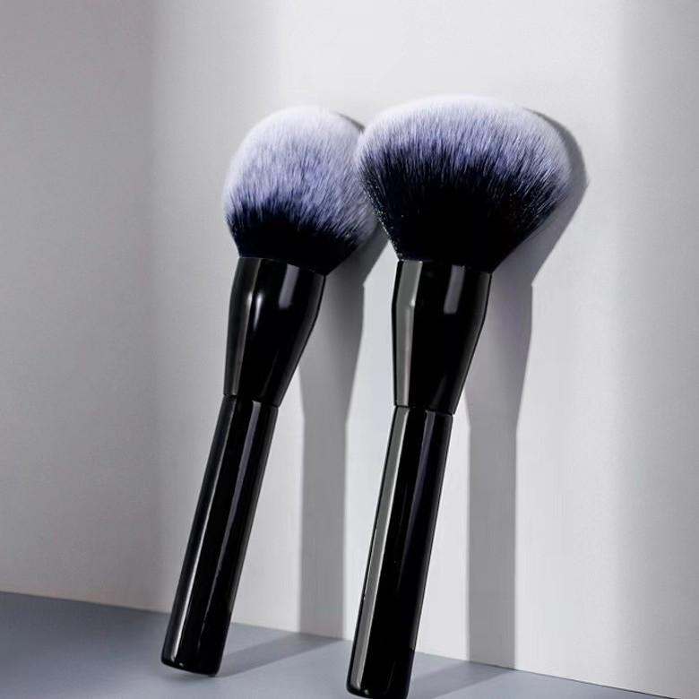 Extra großer flauschiger Puderpinsel: Weiche Borsten zum Setten & Konturieren