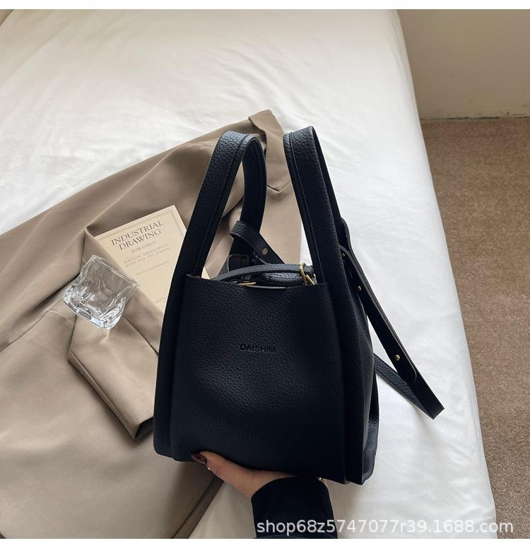 2025 New Bucket Bag Messenger Large Capacity Commuter Bag High Sense Niche Shoulder Bag Messenger Bag