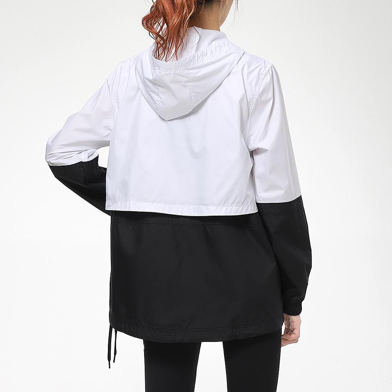 Nike Sportovní bunda Colorblock Tkaná s kapucí Dámské svrchní oblečení Černá Bílá AJ2983-102