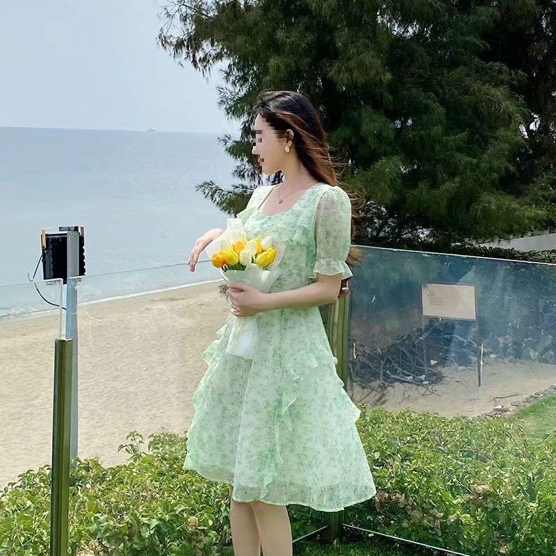 Elegantes kleines grünes Blumen-Chiffonkleid mit Rüschen-Taille für Sommer-Strandurlaube (Kollektion 2025)