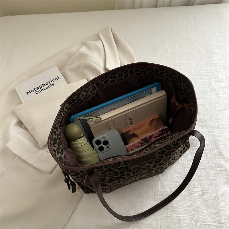 Large Capacity Leopard Print Tote Bag Women's New Commuter Simple Shoulder Bag Women's Fashionable Casual Handbag Bag
