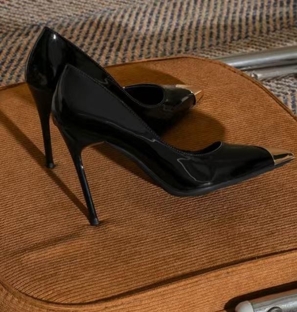 

Французский большой размер 2025 черная лакированная кожа сексуальные весенние новые туфли-лодочки с острым носком и металлическим носком на высоком каблуке-шпильке 35