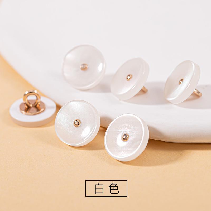 

Смола Перламутровый Металлический Пуговицы для Рубашки Цветные Пуговицы Одежда Рубашка Декоративные Пуговицы 1pcs белый