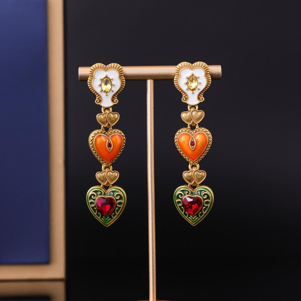 Retro Court Style Love Earrings Medieval Vintage Light Luxury Old Jewelry Set Premium Diamond Stud Earrings