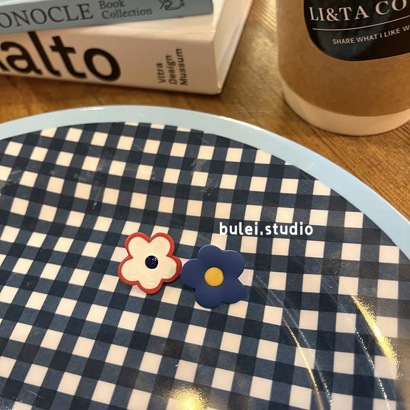 

Asymmetrical design, cute flower stud earrings, female minimalist temperament ins wind color contrasting earrings