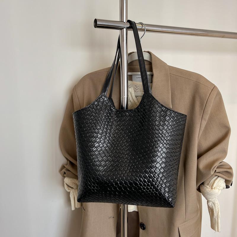 

Женская вместительная сумка через плечо 2025 зима новая универсальная сумка сумка подмышку сумка-тоут тренд