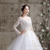 Elegantes schulterfreies Satin-Hochzeitskleid mit kleiner Schleppe und Prinzessinnenärmel-Detail Braut