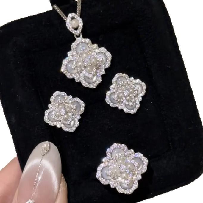 Leichter Luxus Retro Nationaler Trend Weißer Opal Perle Vierblättriges Kleeblatt Halskette Ohrstecker Exquisites Temperament Vielseitiges Set