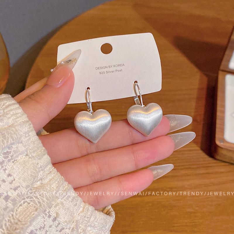 Cold metal brushed love earrings women s design high-end ear buckles fashion ear jewelry wholesale