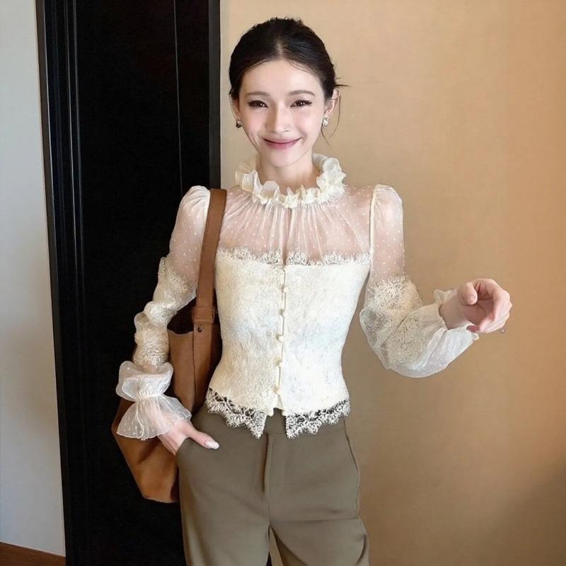 Damski jesienno-zimowy top z koronkowym patchworkiem na siateczkowej podstawie, styl 'Czyste Pragnienie', z falbankowym wykończeniem, unikalny, elegancki, z długim rękawem, do noszenia jako warstwa bazowa