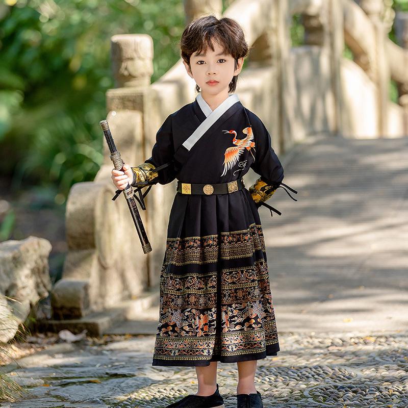 

Детский ханьфу на осень 2024 года: Костюм халата с длинным рукавом в китайском стиле и меч для мальчиков и девочек 140 cm чёрный