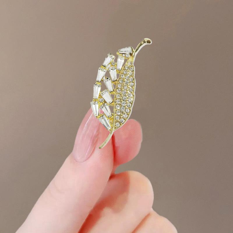 Elegant Pearl Brooch for Women's Suits - High-End Jewelry Pin