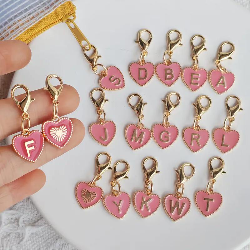 Gorąca sprzedaż 26 liter angielskich różowy dwustronny breloczek z brzoskwiniowym sercem w kształcie serca stopowy dodatek wisiorek