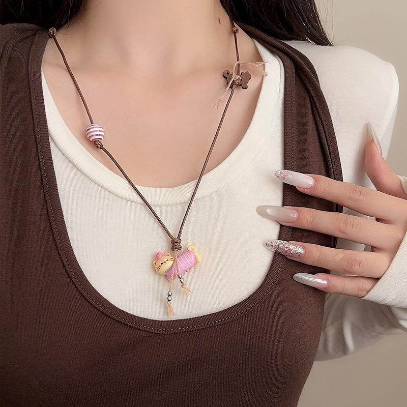 Cartoon Sweet Resin Kitten Pendant Necklace: Unique Sweater Chain Design for Fashion and Commuting