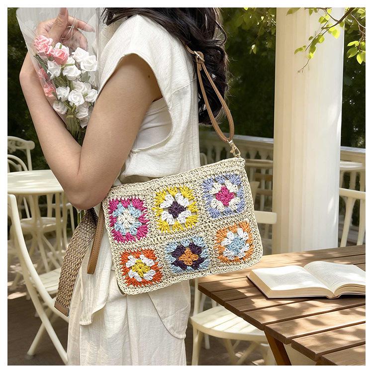 Frühlings-Häkelblumen-Patchwork-Stroh-Quadrattasche - Damen Retro Gewebte Crossbody- und Umhängetasche