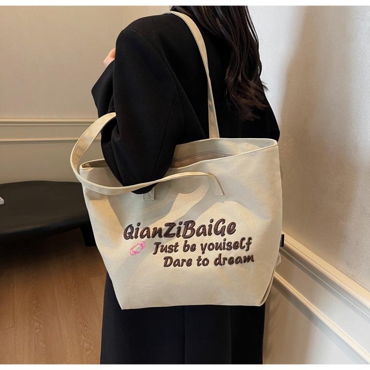 2024 autumn and winter new bag women's large-capacity handbag portable gift bag commute to school to work simple and fashionable