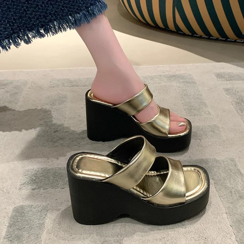 Modne damskie klapki na koturnie z klipsem na palce 2024 Lato Gruba platforma Sandały plażowe Kobieta Gruba podeszwa Wysoki obcas