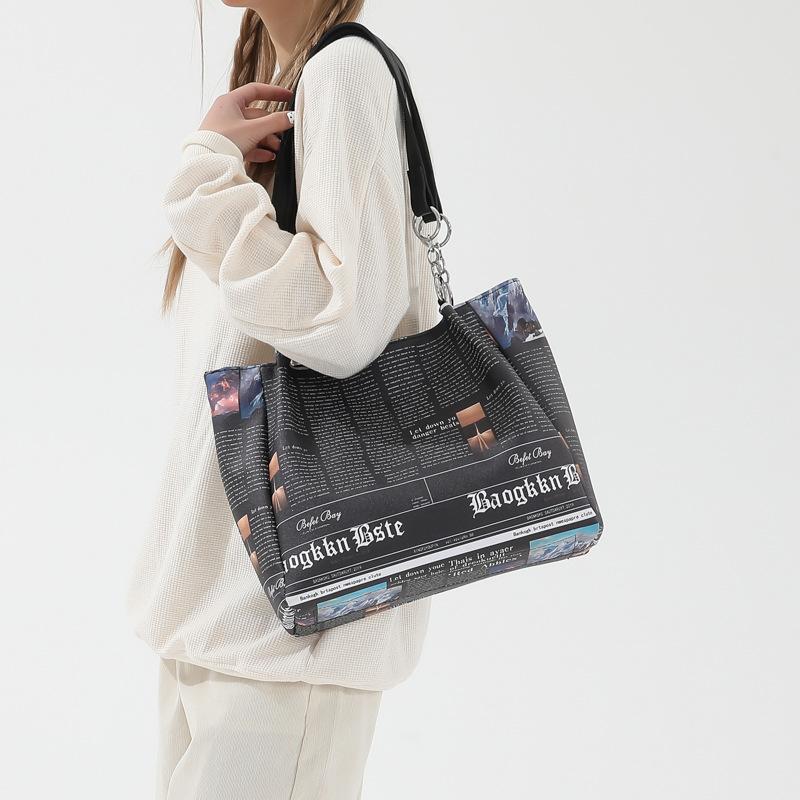 Internet celebrity newspaper shopping bag summer 2025 new Korean version fashion printing large capacity shoulder hand bucket bag woman