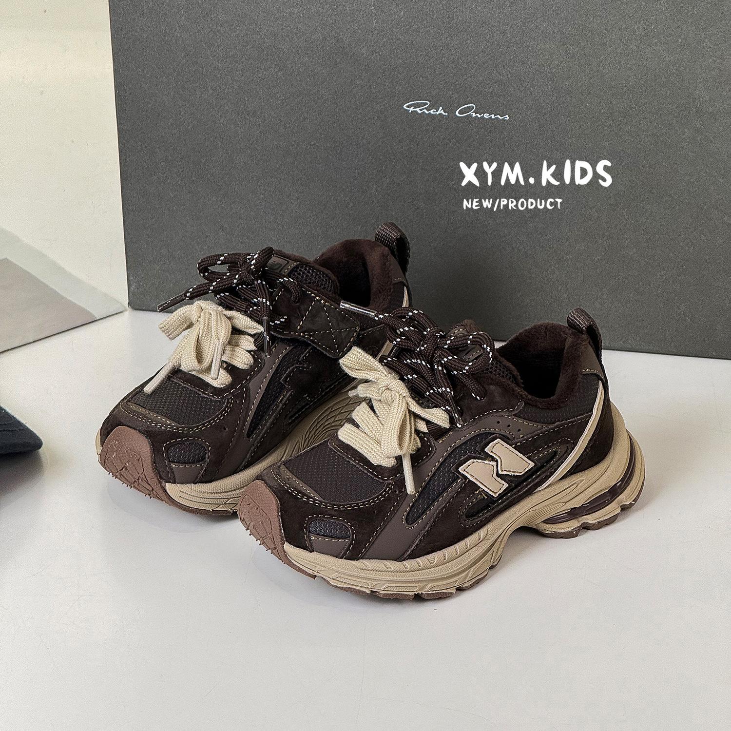 

2025 зима новые детские кроссовки для бега две хлопковые туфли ретро N-образные на двойной шнуровке бархатные для мальчиков и девочек папины кроссовки 26-30 yards 5 pairs of minimum approval коричневый