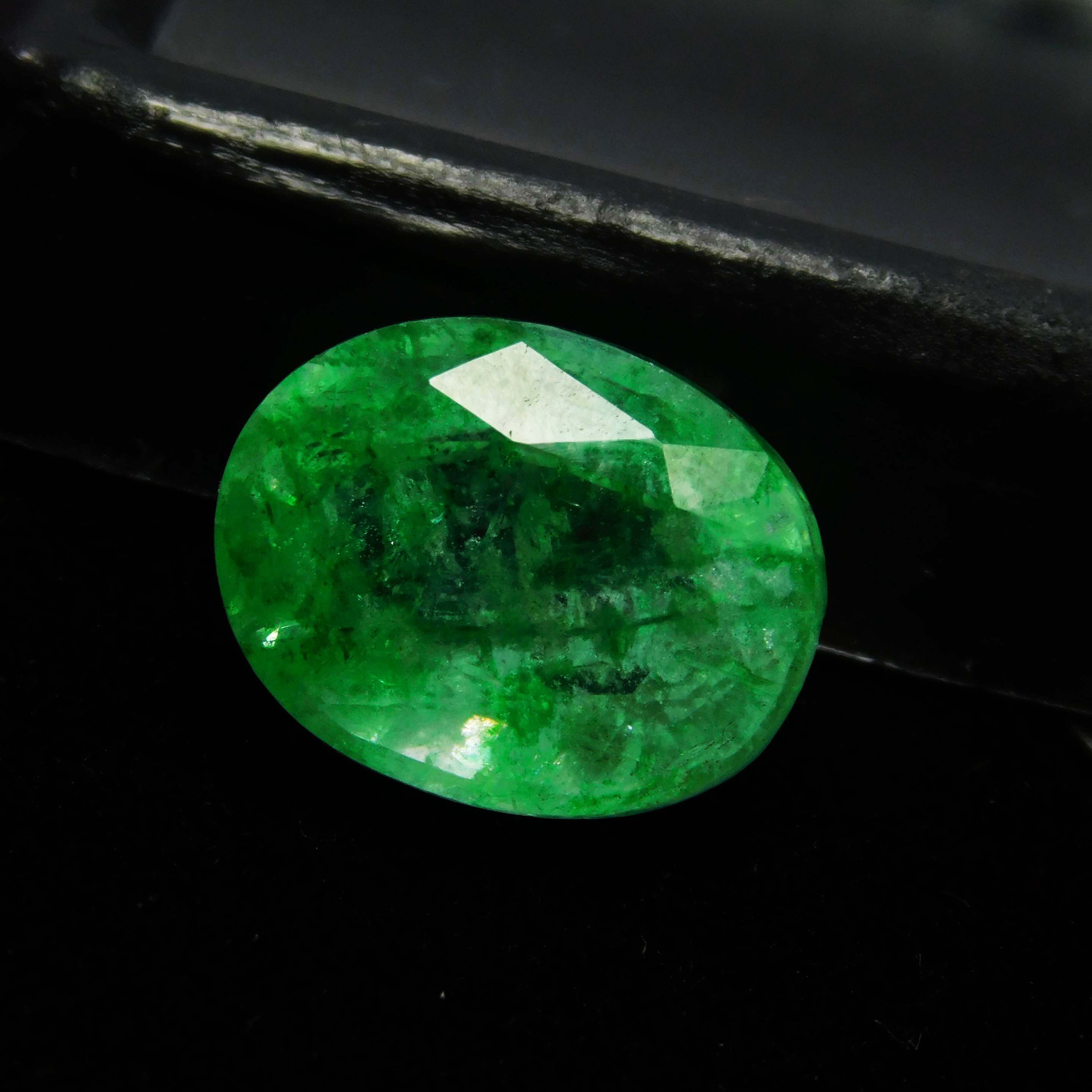 

Green Emerald Colombian Oval Cut 6 Carat Natural CERTIFIED Loose Gemstone 11.8 mm approx зелений